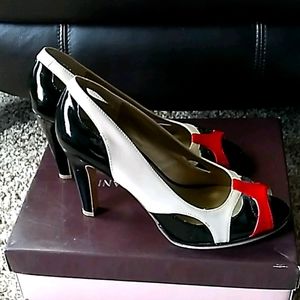 Elegant Bandolino heels black and cream
